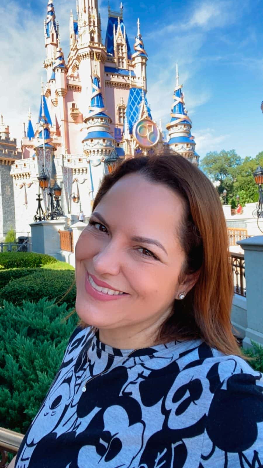 Santuza Macedo sorrindo em frente ao castelo do Magic Kingdom, em Orlando